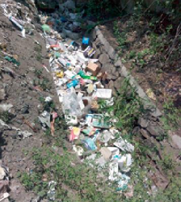 The river is tilted down on the mouth of the monsoon | पावसाळ्याच्या तोंडावर नाल्या तुुंबलेल्याच