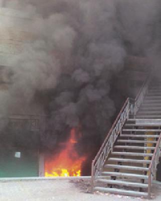 Fire to two business establishments | दोन व्यापारी प्रतिष्ठानांना आग