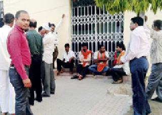 On the issue of farmers, the Shiv Sena has held employees | शेतकऱ्यांच्या प्रश्नावर शिवसेनेने कर्मचाऱ्यांना कोंडले On the issue of farmers, the Shiv Sena has held employees | शेतकऱ्यांच्या प्रश्नावर शिवसेनेने कर्मचाऱ्यांना कोंडले