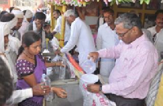 Water watchers felt water ... | पाणी पाजणाऱ्यांनी वाटले पाणी...