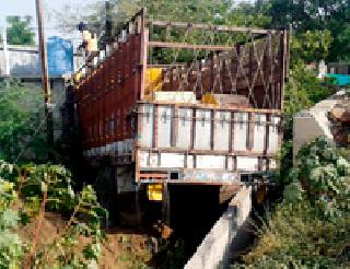 In the house of the truck: | ट्रक शिरला घरात :