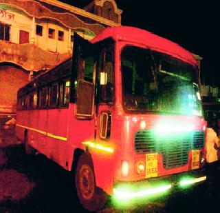 The girl lit the bus | तरुणीने बस पेटविली