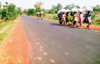 Return speed of tendered labor: | तेंदू मजुराची परतीची वाट :