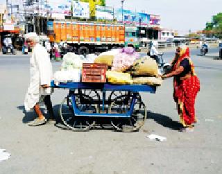 Tired of old age ... | भर उन्हात वृद्धावस्थेतही परिश्रम...