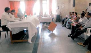 The members of the House of Parliament have stalled | भरसभेत सदस्यांनी अधिकाऱ्यांना डांबले