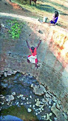 Bimetallic watering danger for his own life | बादलीभर पाण्यासाठी चिमुकल्यांना असा स्वत:चा जीव धोक्यात