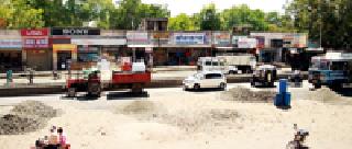 Road closure due to four-way road | रस्ता चौपदरीकरणामुळे वाहतुकीचा खोळंबा