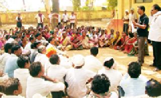 Two women in the article beat the laborers | लेखाच्या दोन महिला तेंदू मजुरांना मारहाण Two women in the article beat the laborers | लेखाच्या दोन महिला तेंदू मजुरांना मारहाण