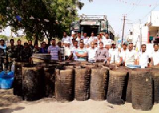 Wardha police destroy four lakhs of liquor ... | वर्धा पोलिसांकडून चार लाखांचा दारूसाठा नष्ट... Wardha police destroy four lakhs of liquor ... | वर्धा पोलिसांकडून चार लाखांचा दारूसाठा नष्ट...