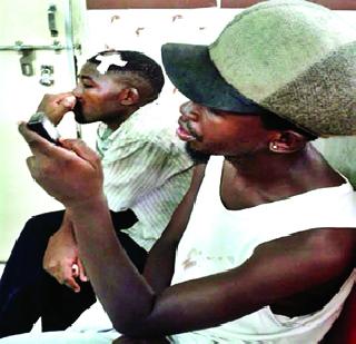 Railway police beat sticks | रेल्वे पोलिसालाच काठीने मारहाण Railway police beat sticks | रेल्वे पोलिसालाच काठीने मारहाण