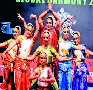 Artists should have a man | कलाकारांनी माणूस घडवावा Artists should have a man | कलाकारांनी माणूस घडवावा