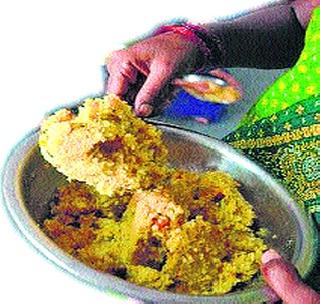 On the pitch of the summer holidays are cooked! | उन्हाळी सुट्टीमध्ये कागदावरच शिजते खिचडी !