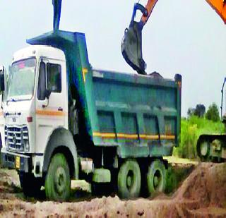 Burying the grave in the sand belt | वाळूच्या पट्ट्यात गावगाड्याचे दफन