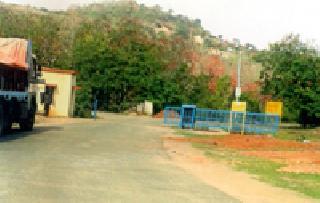 Destruction of mounds for manganese excavation | मॅग्नीज उत्खननाकरिता टेकड्या उद्ध्वस्त Destruction of mounds for manganese excavation | मॅग्नीज उत्खननाकरिता टेकड्या उद्ध्वस्त