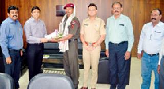 Youths, serve the country | युवकांनो, देशाची सेवा करा