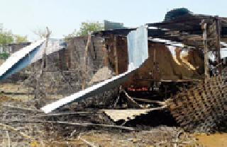 Sawarkheda stormed the storm | सावरखेडाला वादळाने झोडपले Sawarkheda stormed the storm | सावरखेडाला वादळाने झोडपले