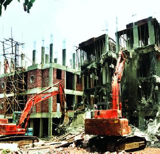 Abitant responsible for encroachment | अतिक्रमणास जबाबदार अधिकाऱ्यांना अभय