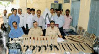 Unconscious security mechanism from weapon smuggling | शस्त्र तस्करीपासून सुरक्षा यंत्रणा अनभिज्ञ