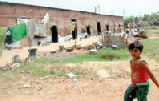 In an emergency, the 'Tin Shade' | आपातग्रस्तांचे बस्तान ‘टिन शेड’ मध्ये In an emergency, the 'Tin Shade' | आपातग्रस्तांचे बस्तान ‘टिन शेड’ मध्ये