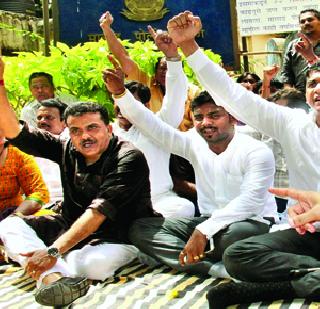 Movement in front of Malad police station | मालाड पोलीस ठाण्यासमोर आंदोलन