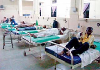 Chetagavaruk reverses the truck's sales | चातगावनजीक वरातीचा ट्रक उलटला Chetagavaruk reverses the truck's sales | चातगावनजीक वरातीचा ट्रक उलटला