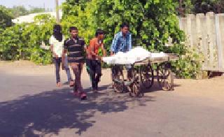 Wedding vehicle collapses in excess | लग्न वाहनाने वृध्देस चिरडले