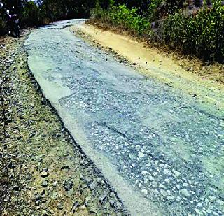 Dustpit due to seamstress | डांबरीकरणाअभावी धूळधाण Dustpit due to seamstress | डांबरीकरणाअभावी धूळधाण