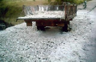 Tractor trolley burns with pancreas burnt | तेंदूपत्ता घेऊन जाणाऱ्या ट्रॅक्टरची ट्राली जळाली