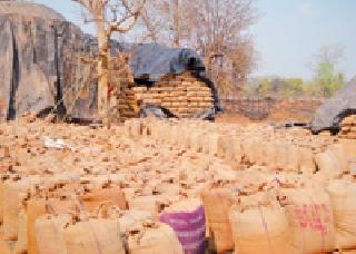 Paddy in the open! | धान उघड्यावरच!