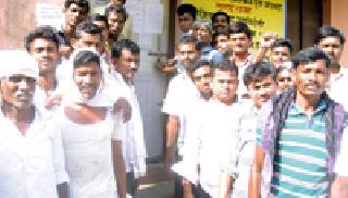 The angry villagers locked the Navegaon Mal Gram Panchayat | संतप्त ग्रामस्थांनी नवेगाव माल ग्रा.पं.ला ठोकले कुलूप