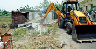 Encroachment eradication campaign at Pandharakada | पांढरकवडा येथे अतिक्रमण हटाव मोहीम