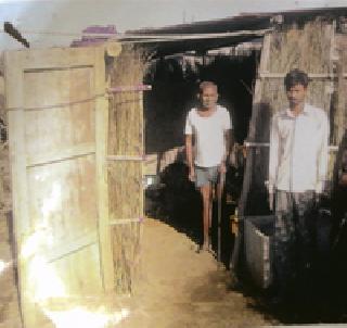 Disabled person disadvantaged from house rent | अपंग व्यक्ती घरकुलापासून वंचित