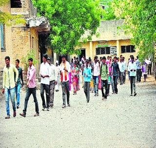 Three thousand candidates for the post of 150 posts were given the examination | १५0 कोतवाल पदांसाठी तीन हजारांवर उमेदवारांनी दिली परीक्षा Three thousand candidates for the post of 150 posts were given the examination | १५0 कोतवाल पदांसाठी तीन हजारांवर उमेदवारांनी दिली परीक्षा