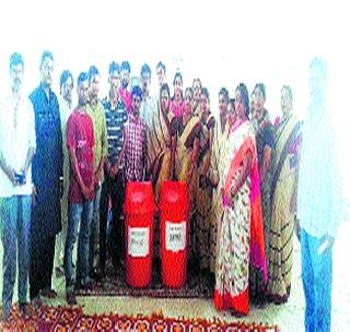 Distribution of garbage in Shiga | शेगावात कचरापेटीचे वितरण