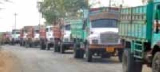The overload truck on the sand was seized | रेतीचे ओव्हरलोड ट्रक पकडले