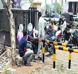 Offices Off the office | कार्यालयाबाहेर भरते दुसरे कार्यालय Offices Off the office | कार्यालयाबाहेर भरते दुसरे कार्यालय