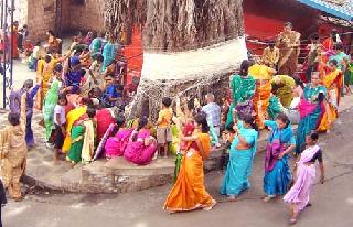 Celebrating Hot Pursuit in a Happy Environment | मंगलमय वातावरणात वटपौर्णिमा साजरी