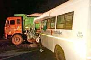 The truck hit the ambulance | ट्रकची रुग्णवाहिकेला धडक