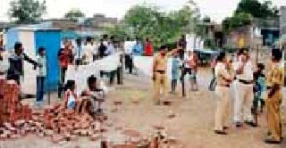 Injustice to the poor huts ... | गरिबांच्या झोपडीवर अन्याय... Injustice to the poor huts ... | गरिबांच्या झोपडीवर अन्याय...