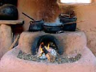 Chilliwar's sweetness is also missing from rural areas | ग्रामीण भागातूनही हरवतोय चुलीवरचा गोडवा Chilliwar's sweetness is also missing from rural areas | ग्रामीण भागातूनही हरवतोय चुलीवरचा गोडवा