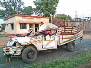 Tyler strikes down Bolero | टिप्परला बोलेरोची धडक