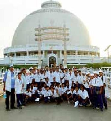 The trips of students' trips to the trips | सहलीतून विद्यार्थ्यांच्या ज्ञानकक्षा रूंदावल्या