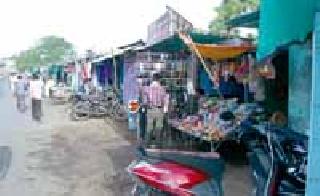 What is the encroachment on the main road, breaking the huts? | झोपड्या तोडल्या, मुख्य रस्त्यावरील अतिक्रमणाचे काय?