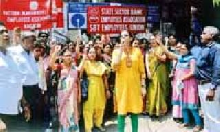 Shock on the bank's service | बँकांच्या सेवेला फटका