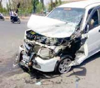 Tavera ran on the ST bus | तवेरा एसटी बसवर आदळली Tavera ran on the ST bus | तवेरा एसटी बसवर आदळली