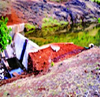 MangalSutra find the upstream pond! | मंगळसूत्र शोधण्यासाठी उपसला तलाव!