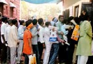 Student crowd: | विद्यार्थ्यांची गर्दी :