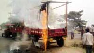 Catcher tractor catches ... | कुटाराचा ट्रॅक्टर पेटला... Catcher tractor catches ... | कुटाराचा ट्रॅक्टर पेटला...