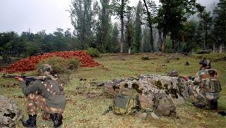 Three militants were killed by militants in Kashmir | काश्मीरमध्ये ३ दहशतवाद्यांना लष्कराने घातले कंठस्नान Three militants were killed by militants in Kashmir | काश्मीरमध्ये ३ दहशतवाद्यांना लष्कराने घातले कंठस्नान