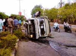 In front of the IAA Hall, mintrack reversed | आयएमए हॉलसमोर मिनीट्रक उलटला